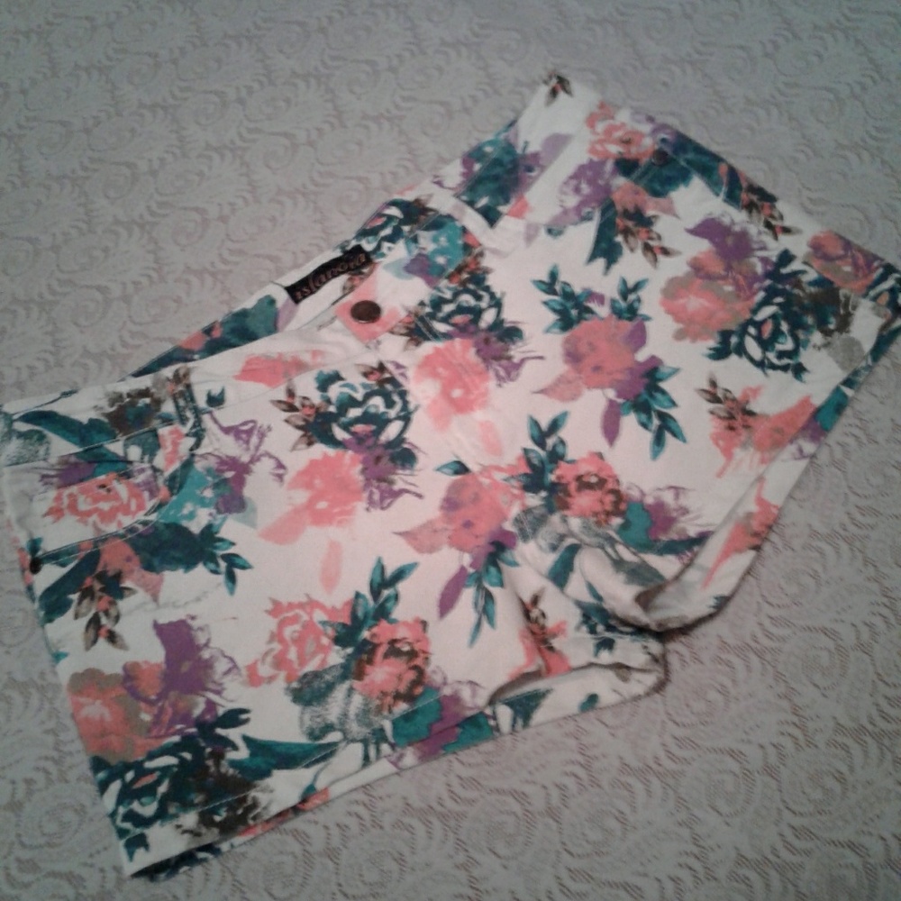 🌺 Nearly New Islandia Floral Denim Shorts
